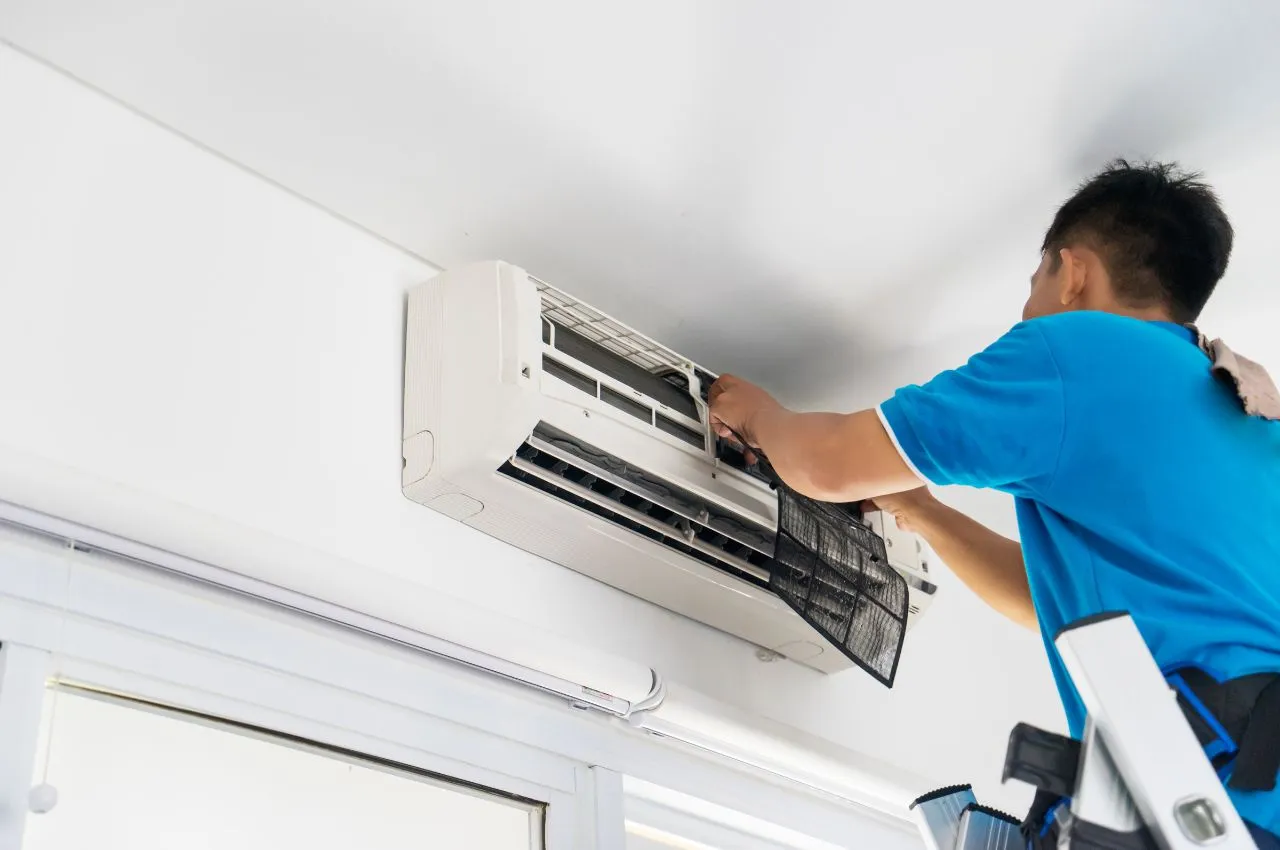 Climaticien installant une unité extérieure de pompe à chaleur air-air