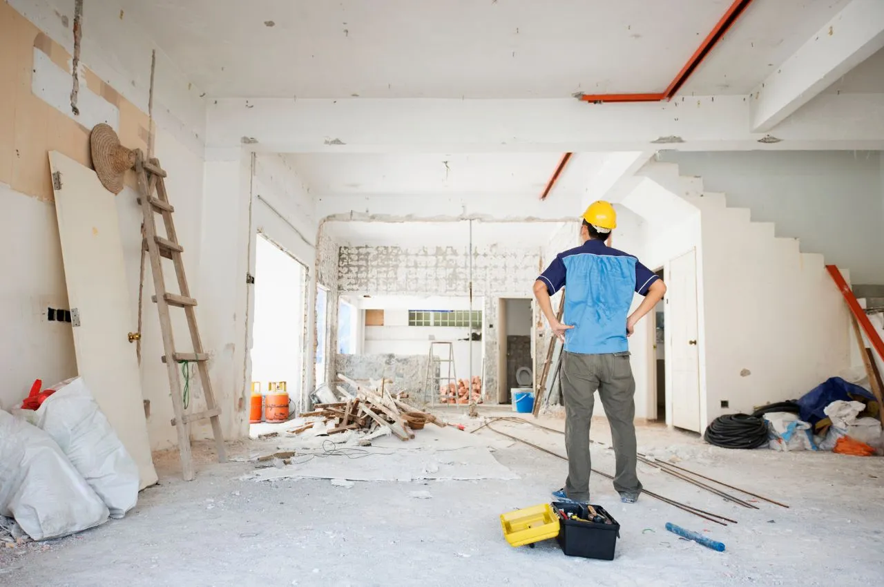 Professionnel de la rénovation énergétique en visite technique chez un particulier